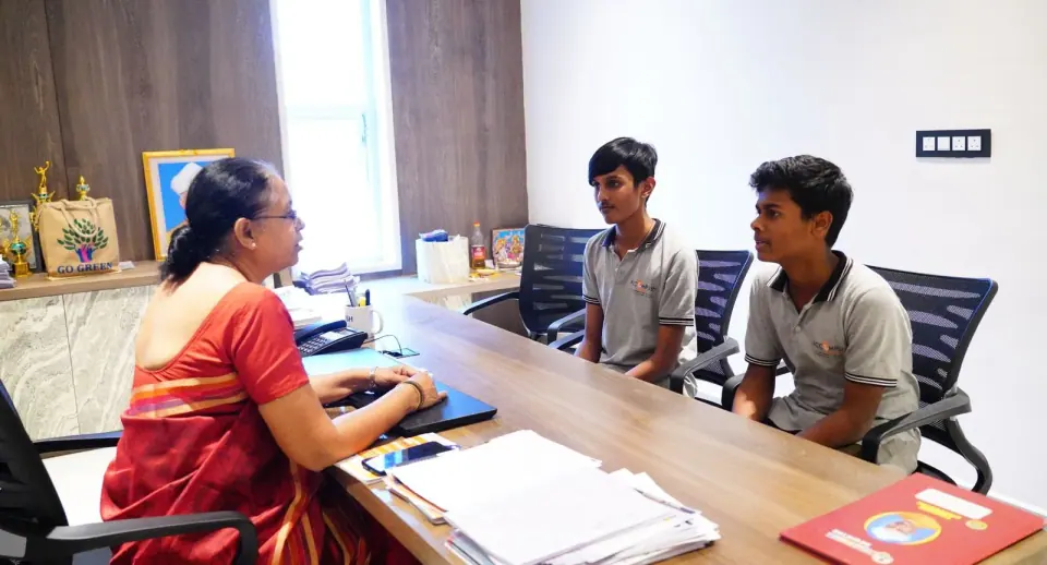A faculty member mentoring students